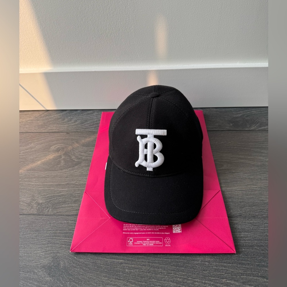 🦩CLEARANCE🦩 Burberry Black Cap with White Logo